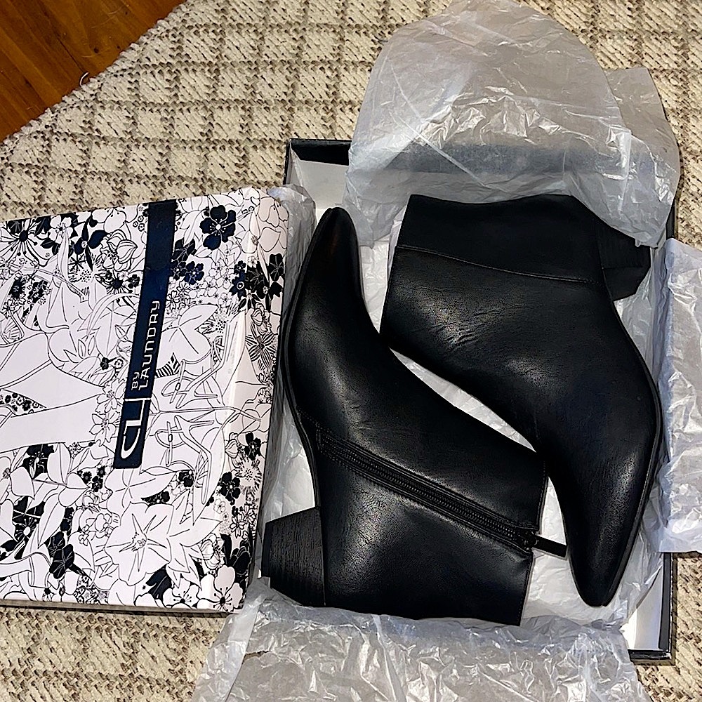 🆕🖤CL by LAUNDRY: Black Pointed-Toe Ankle Booties 9.5